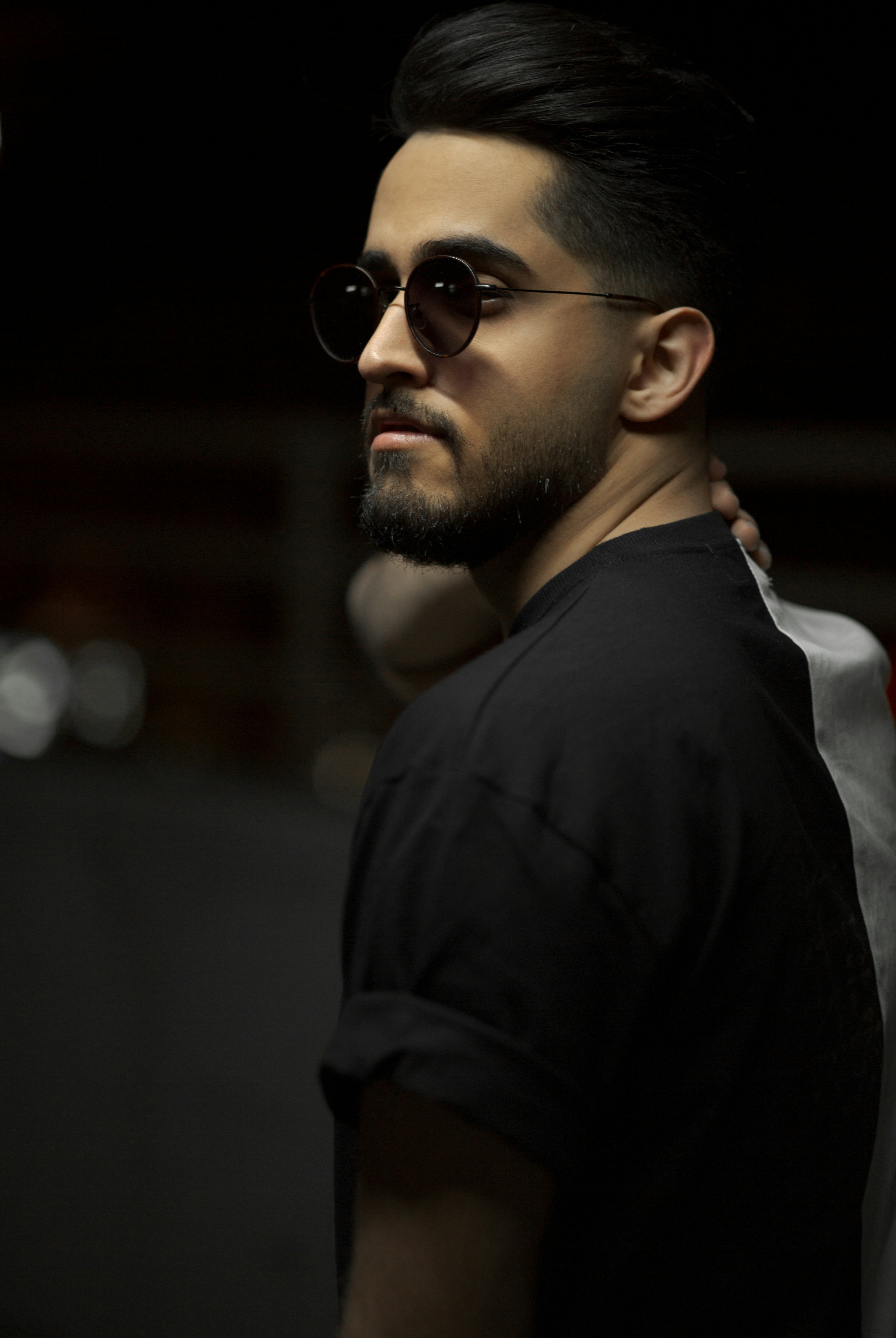 九一传媒品牌片案例封面：黑金质感视觉