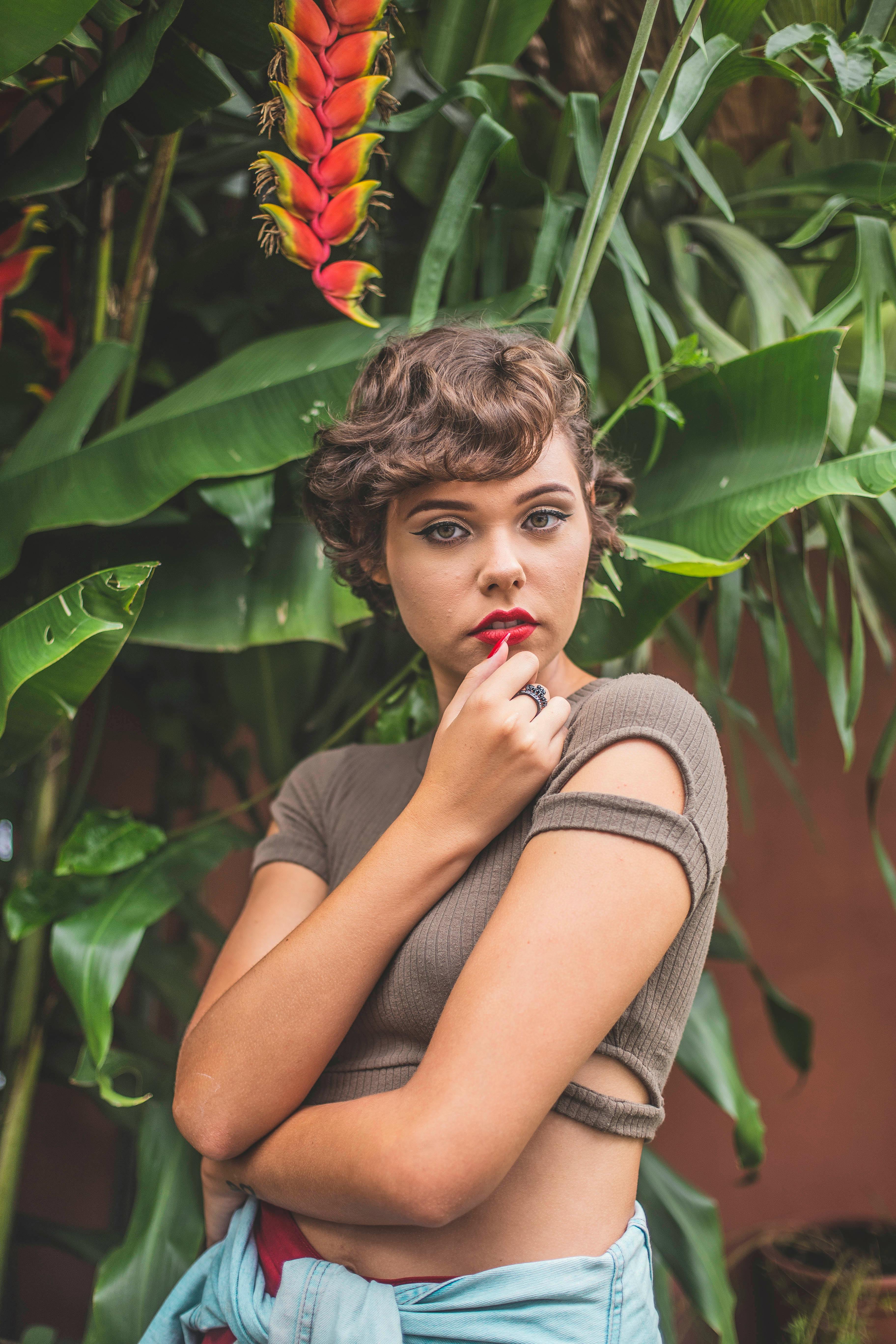 会议中沟通网页文案与内容结构的画面