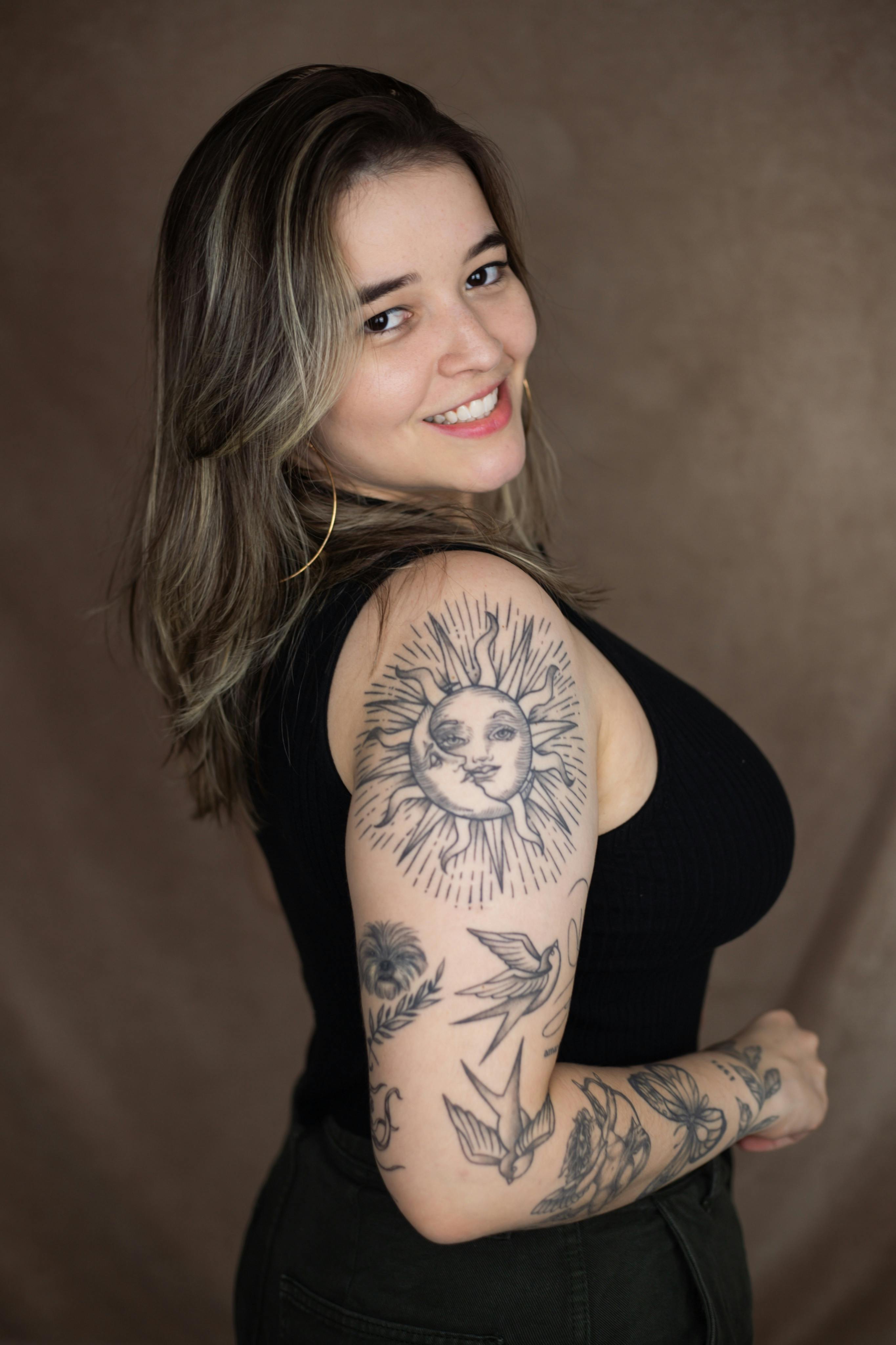 推荐视频封面：人物与轻快氛围画面