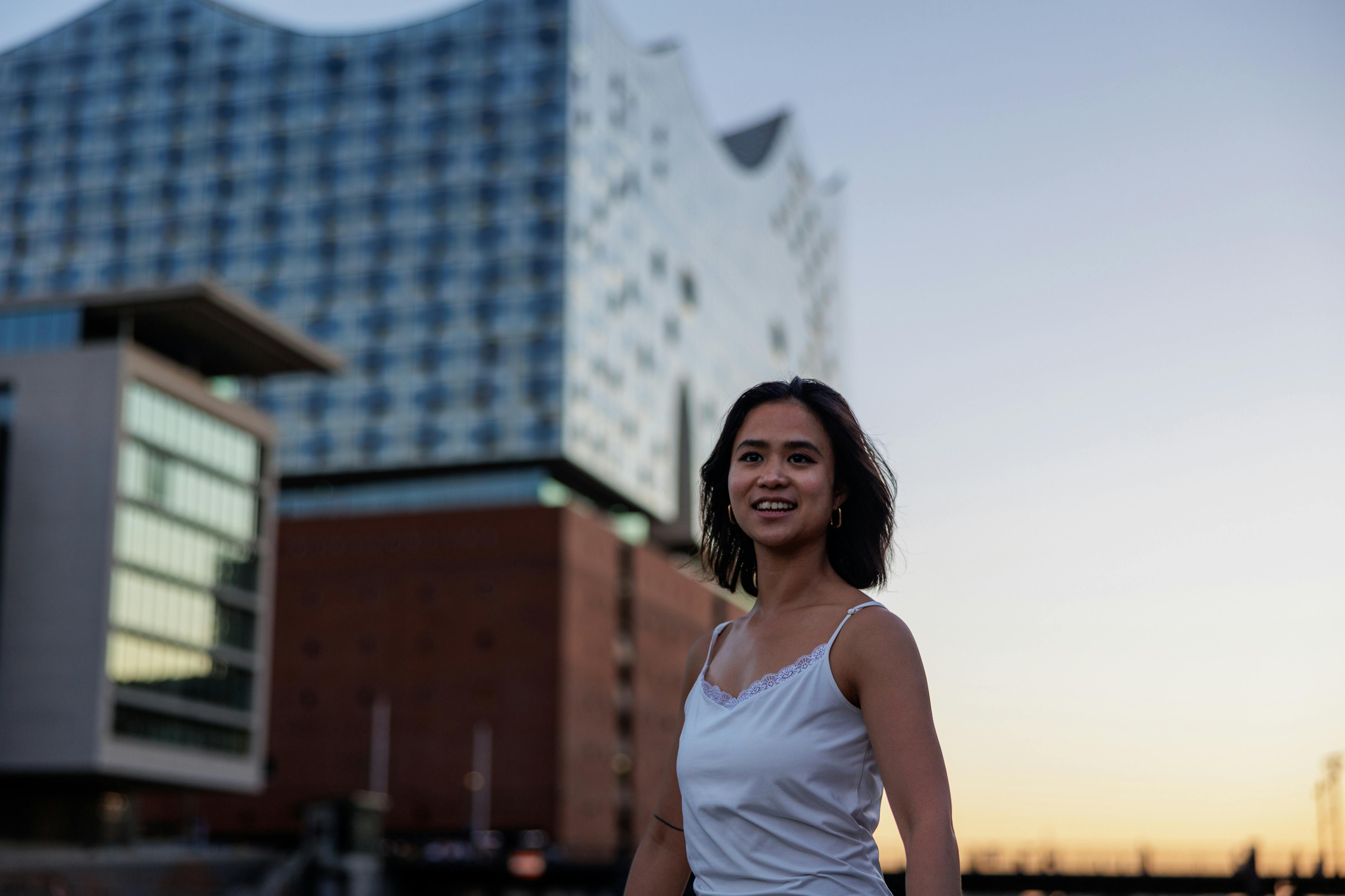 新片速递缩略图：明亮色调与清爽氛围