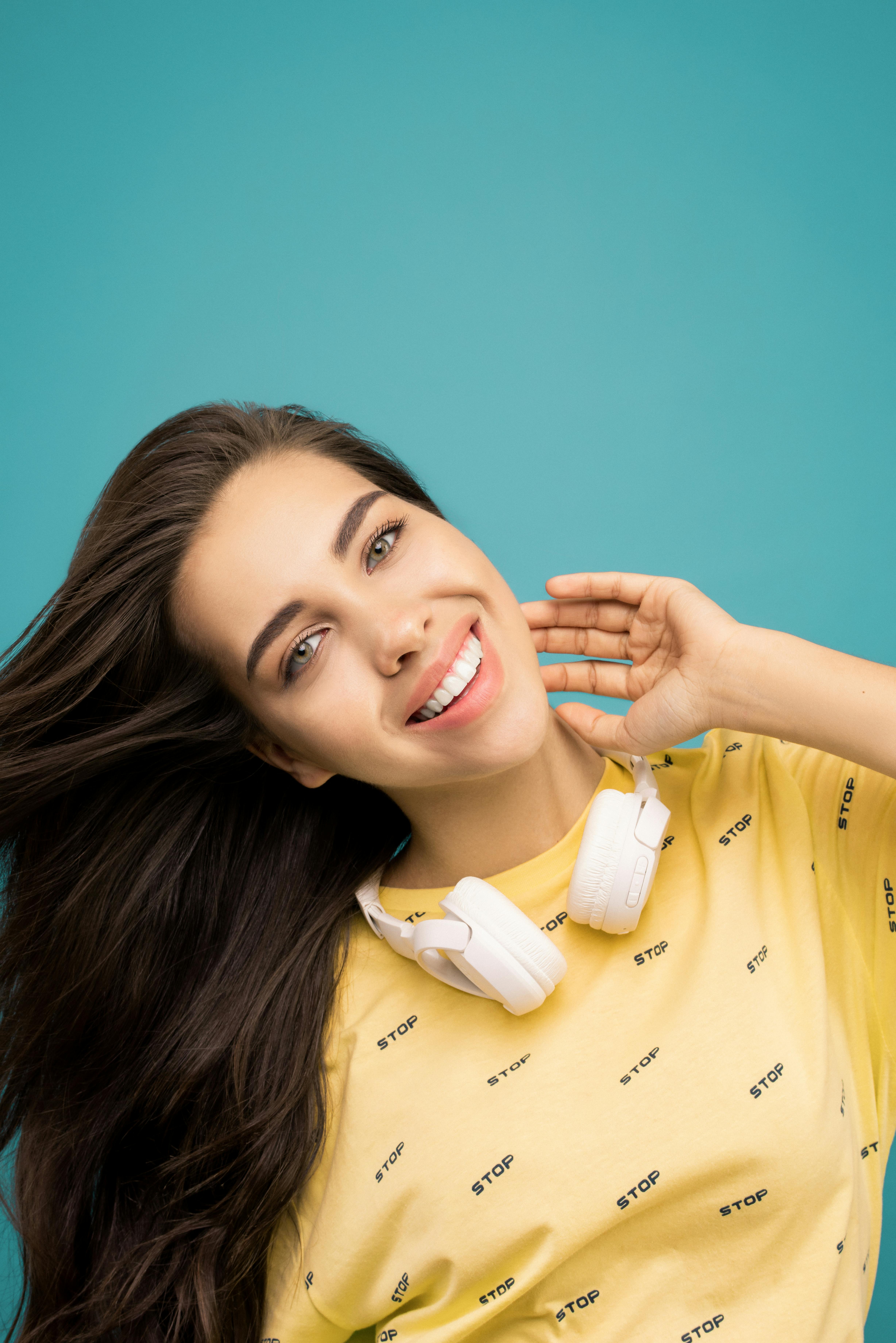 推荐电影海报：声音与沉浸观影主题