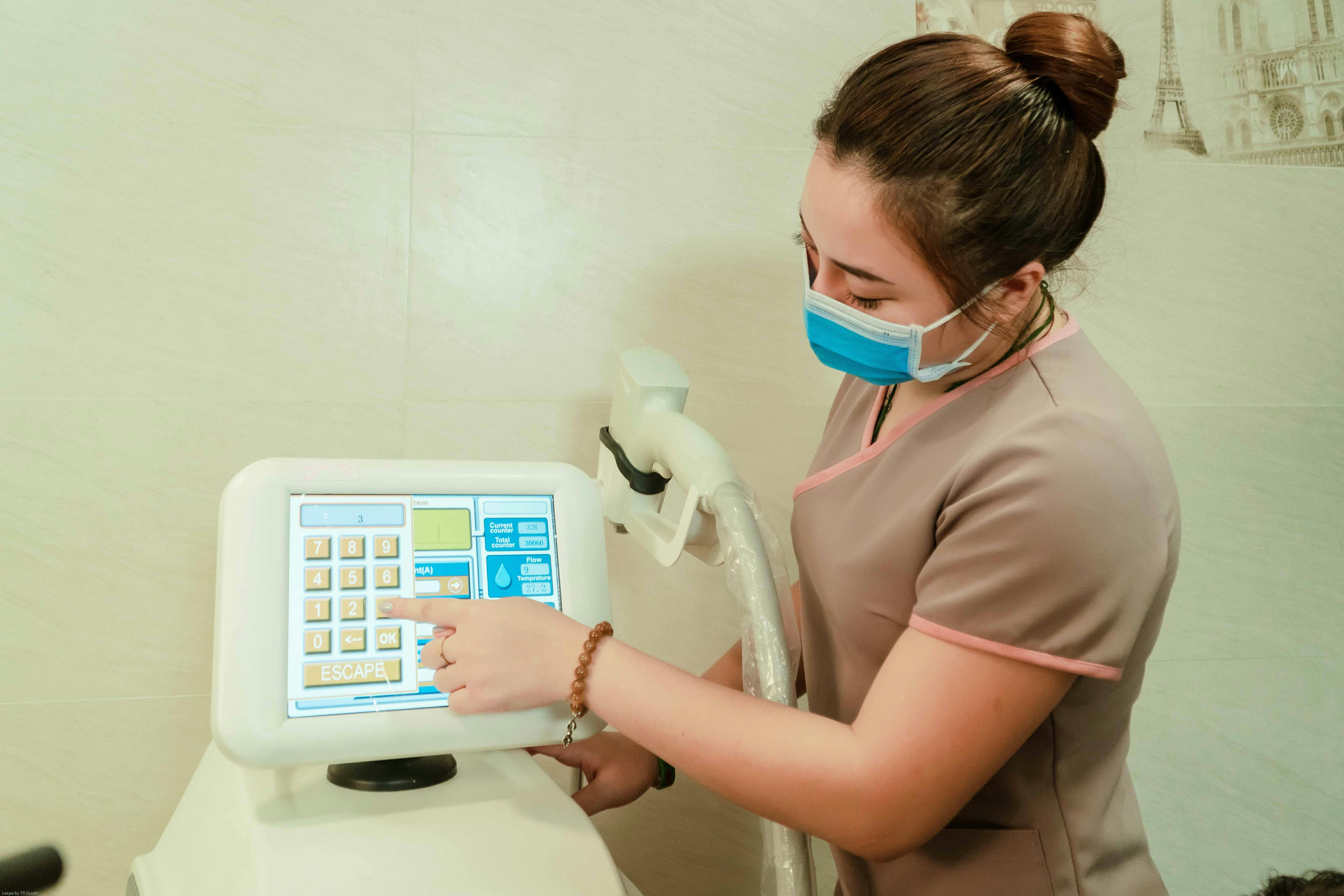 《月光修复》海报