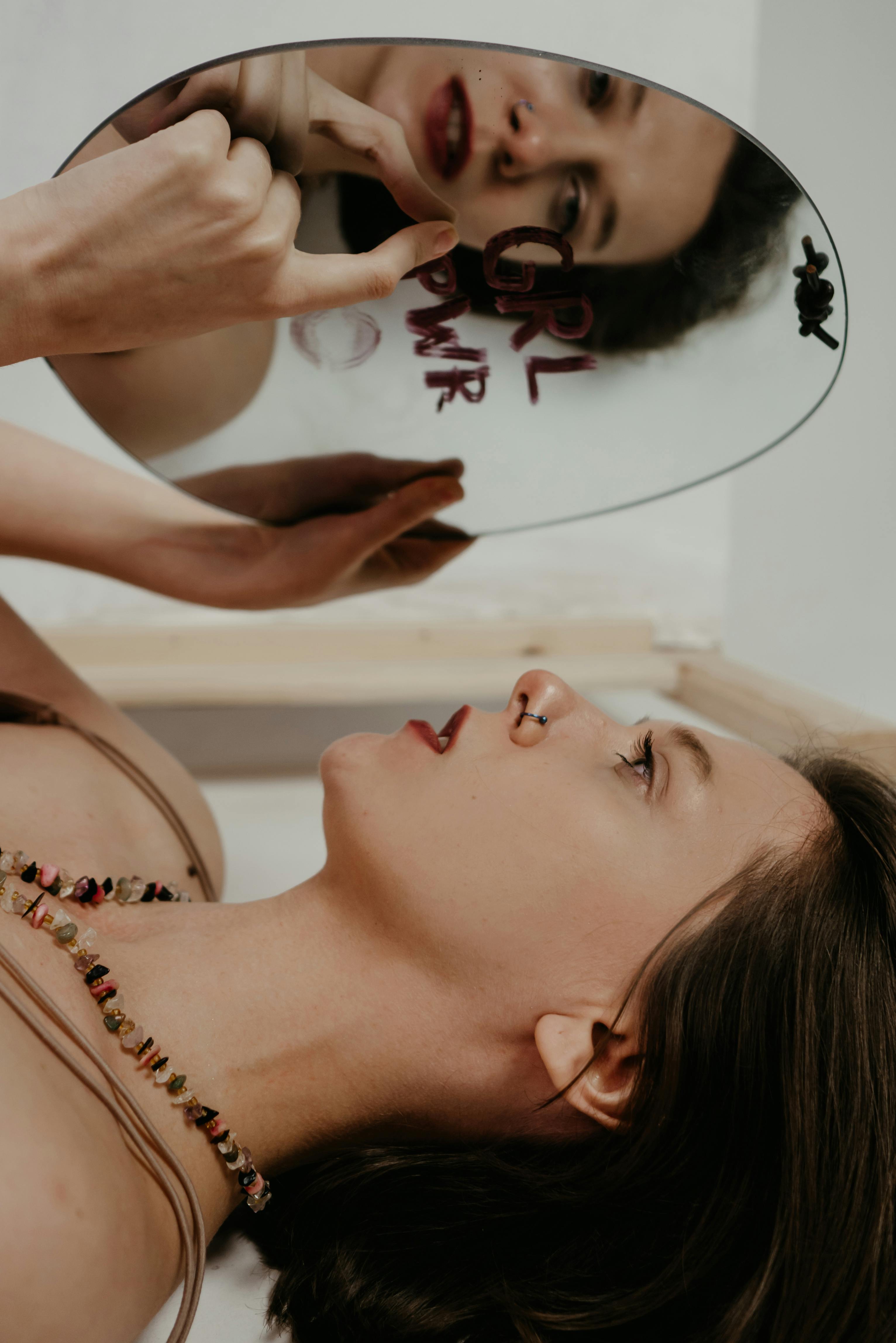 使用卷尺与衣服标牌进行尺码测量的场景