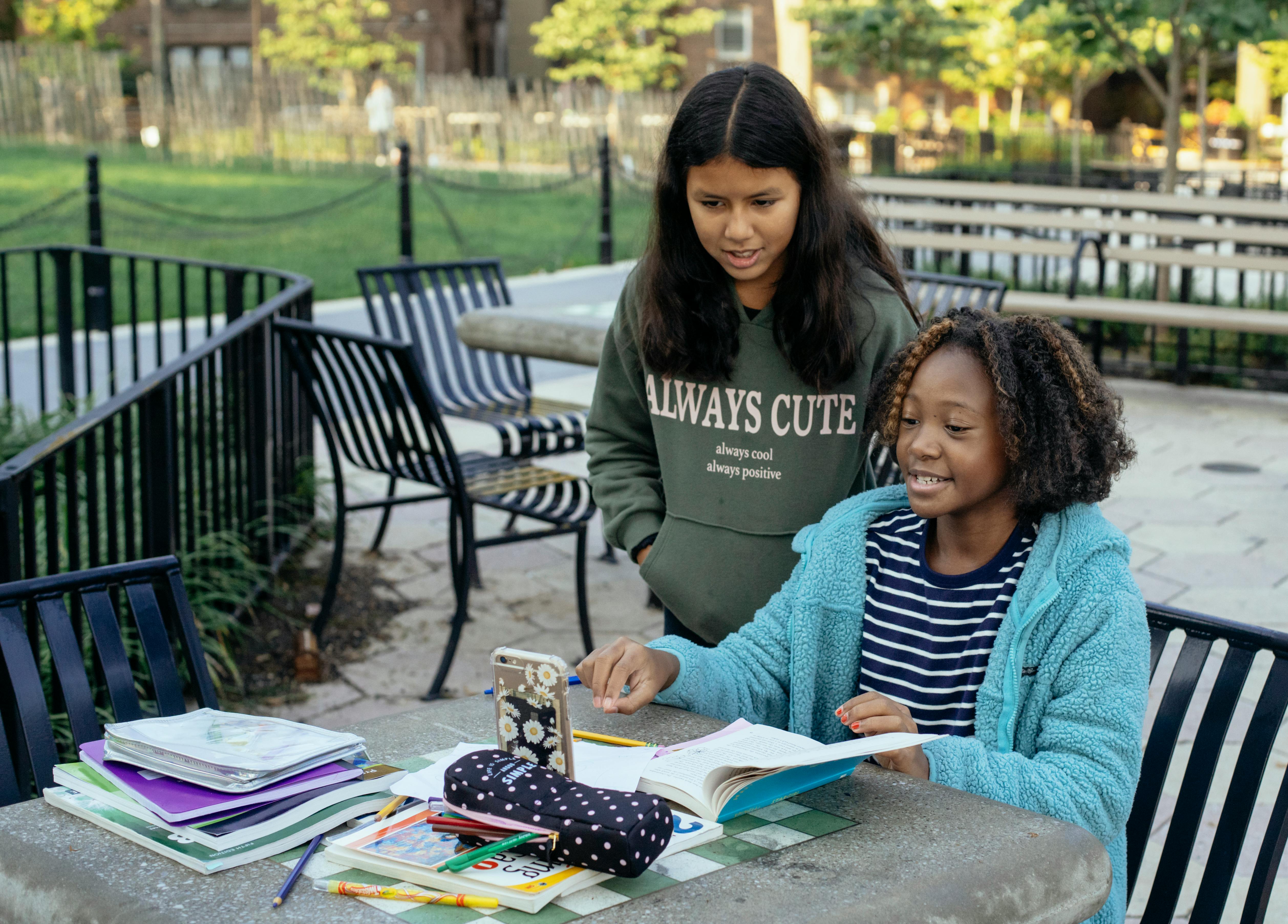 两人相依氛围的暖色人像摄影图