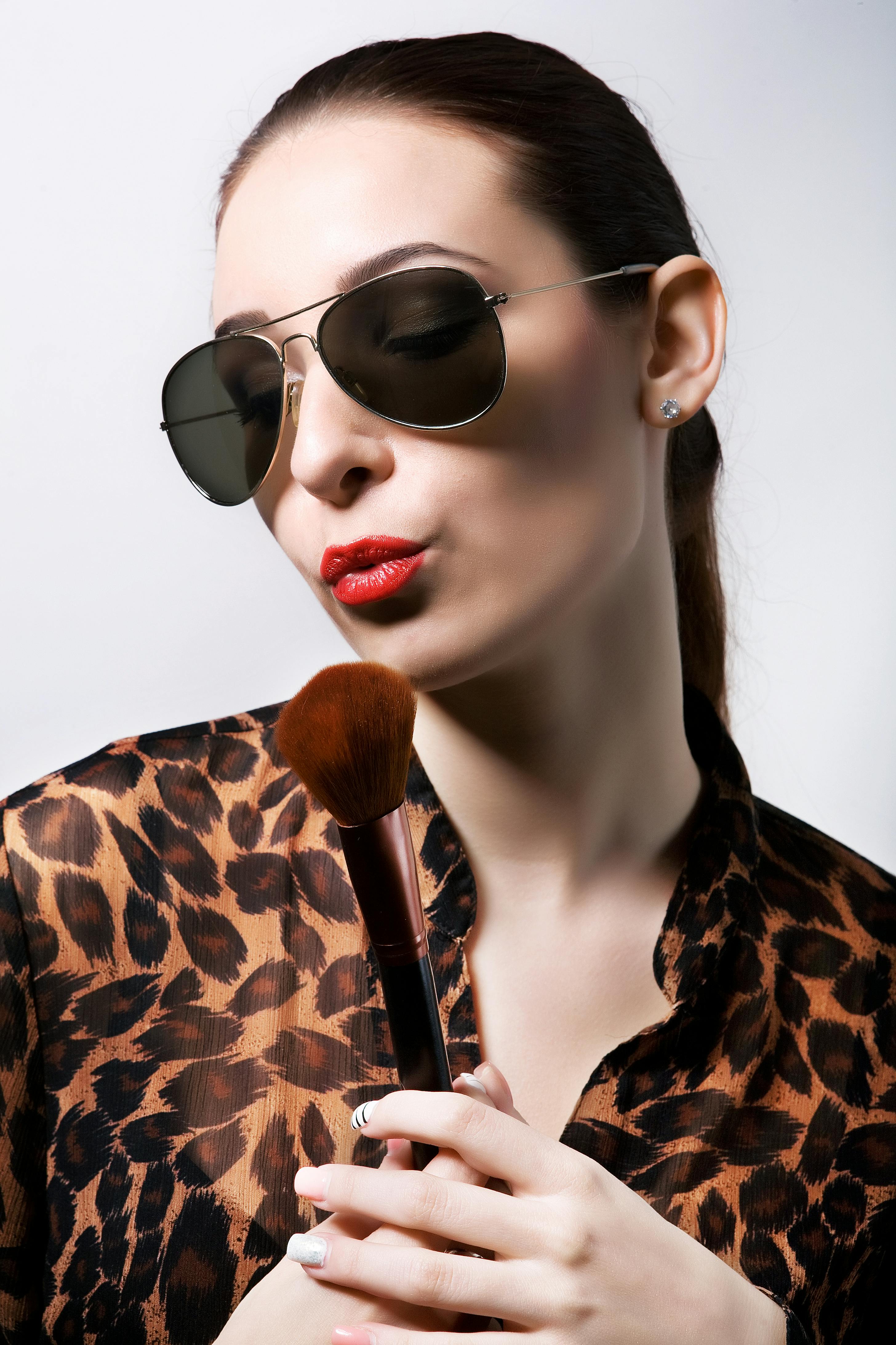 最新电影海报：科技感的画面与节奏