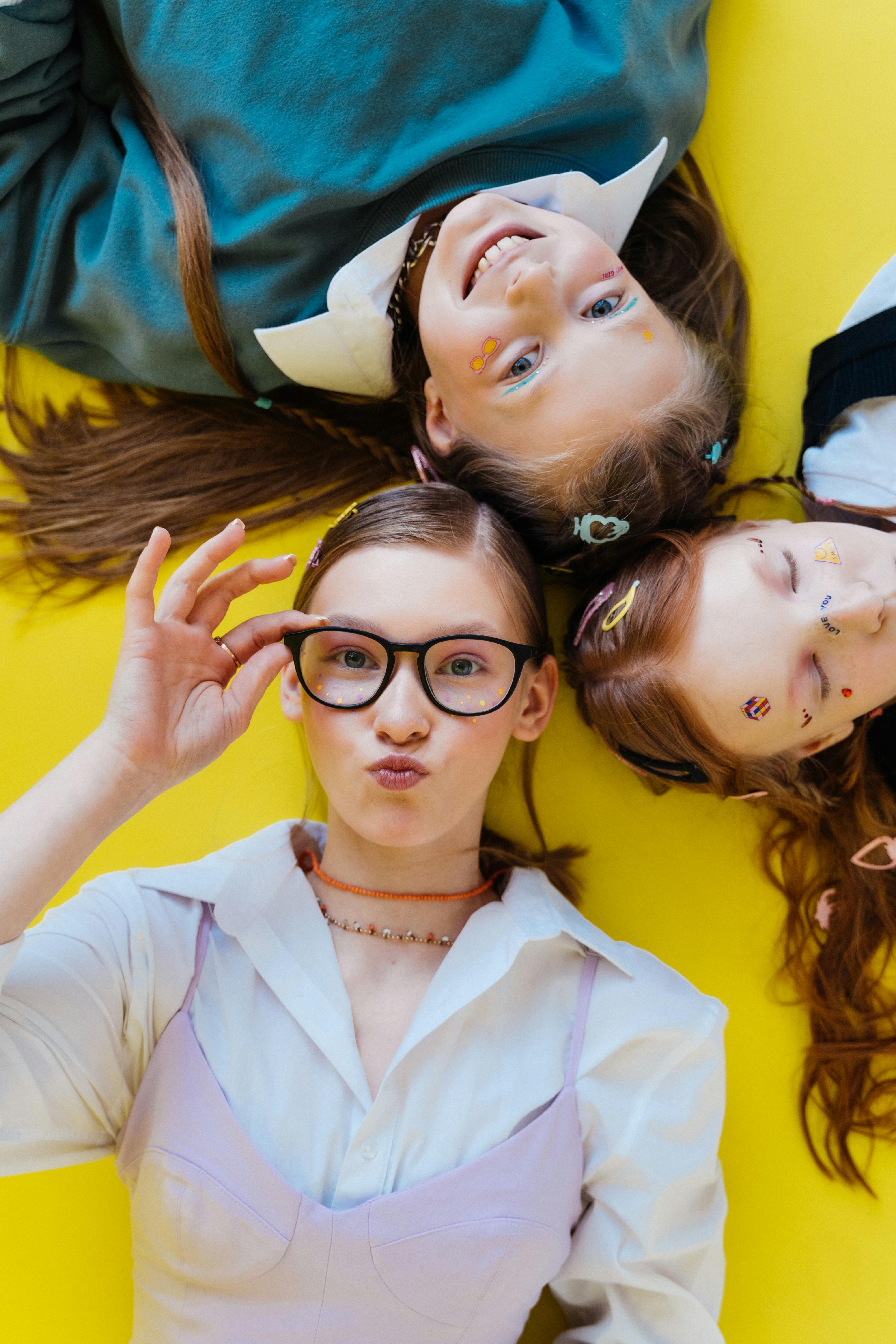 美食Vlog画面封面：热气腾腾的餐食氛围