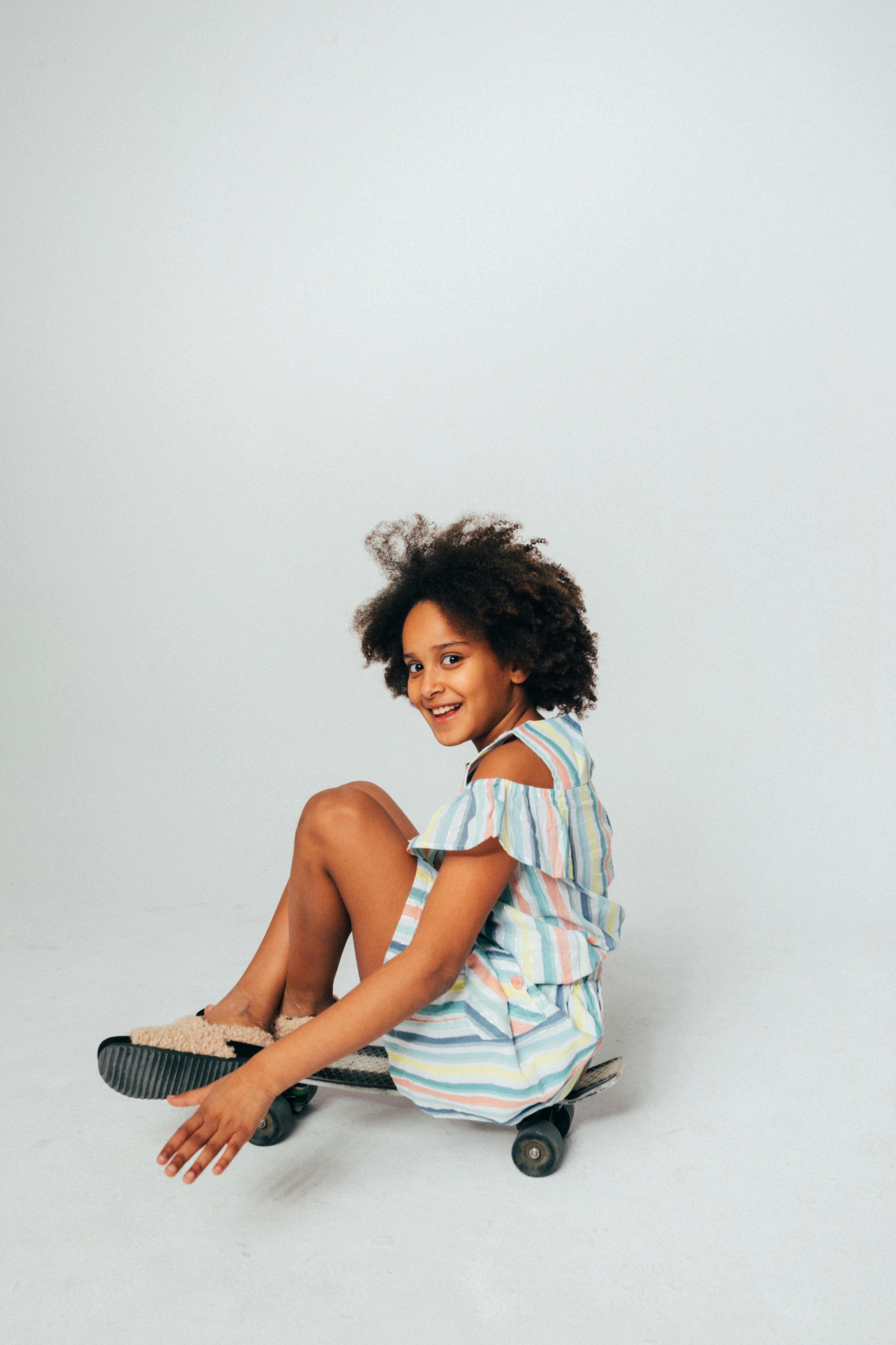 探店Vlog画面封面：店铺招牌与街灯