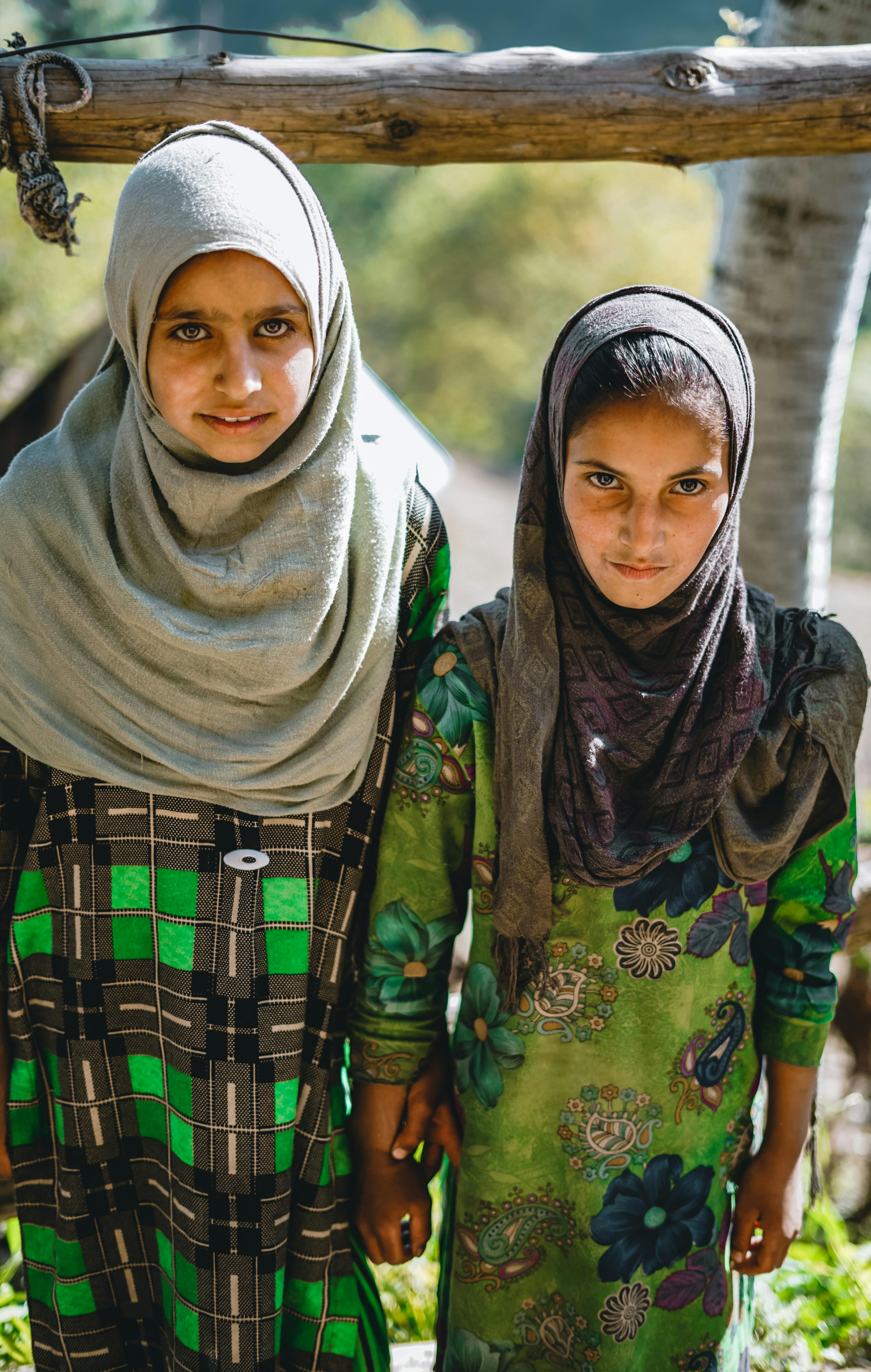 影视制作与拍摄现场氛围图：导演与摄影团队协作