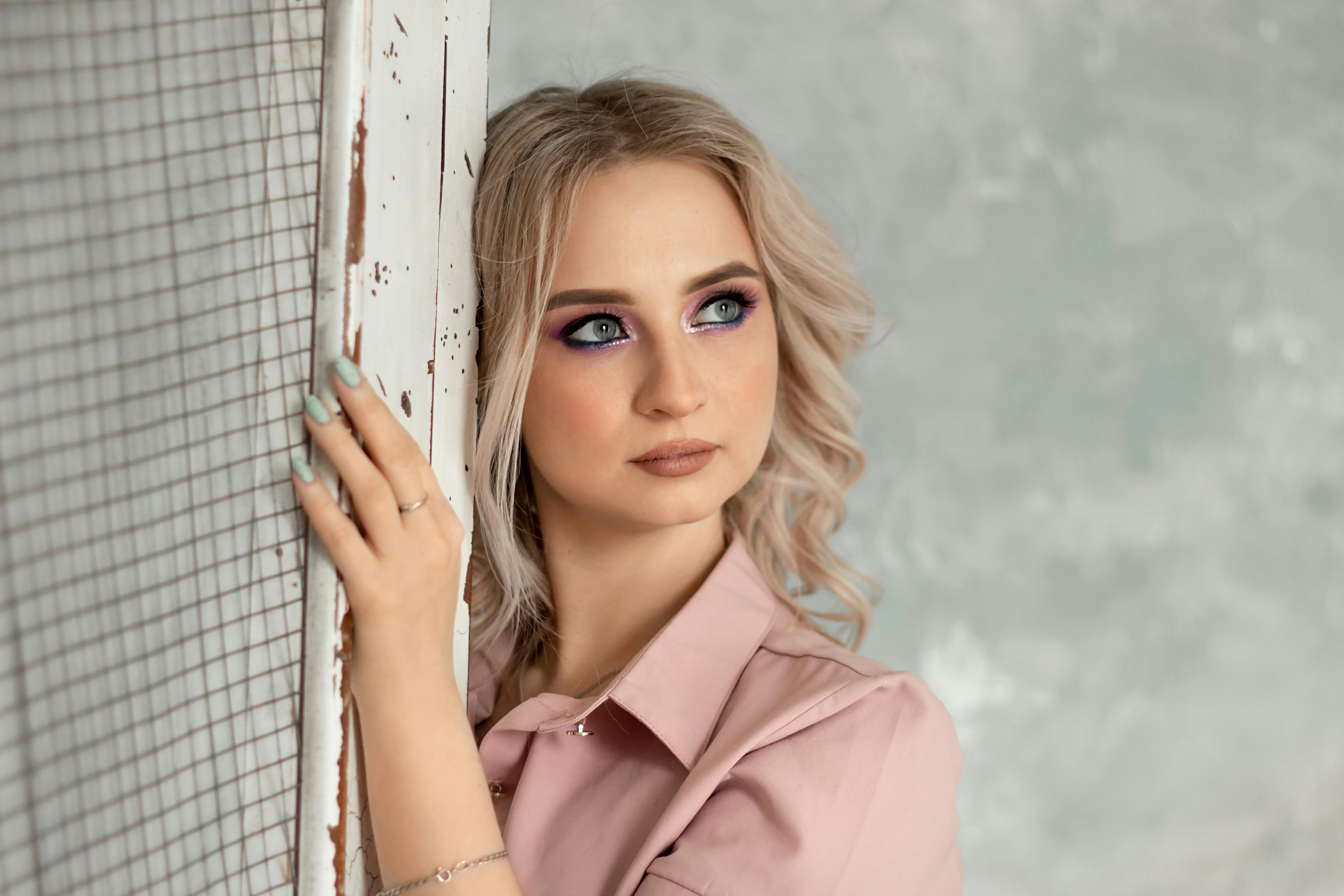 mini传媒作品封面：人物与叙事画面